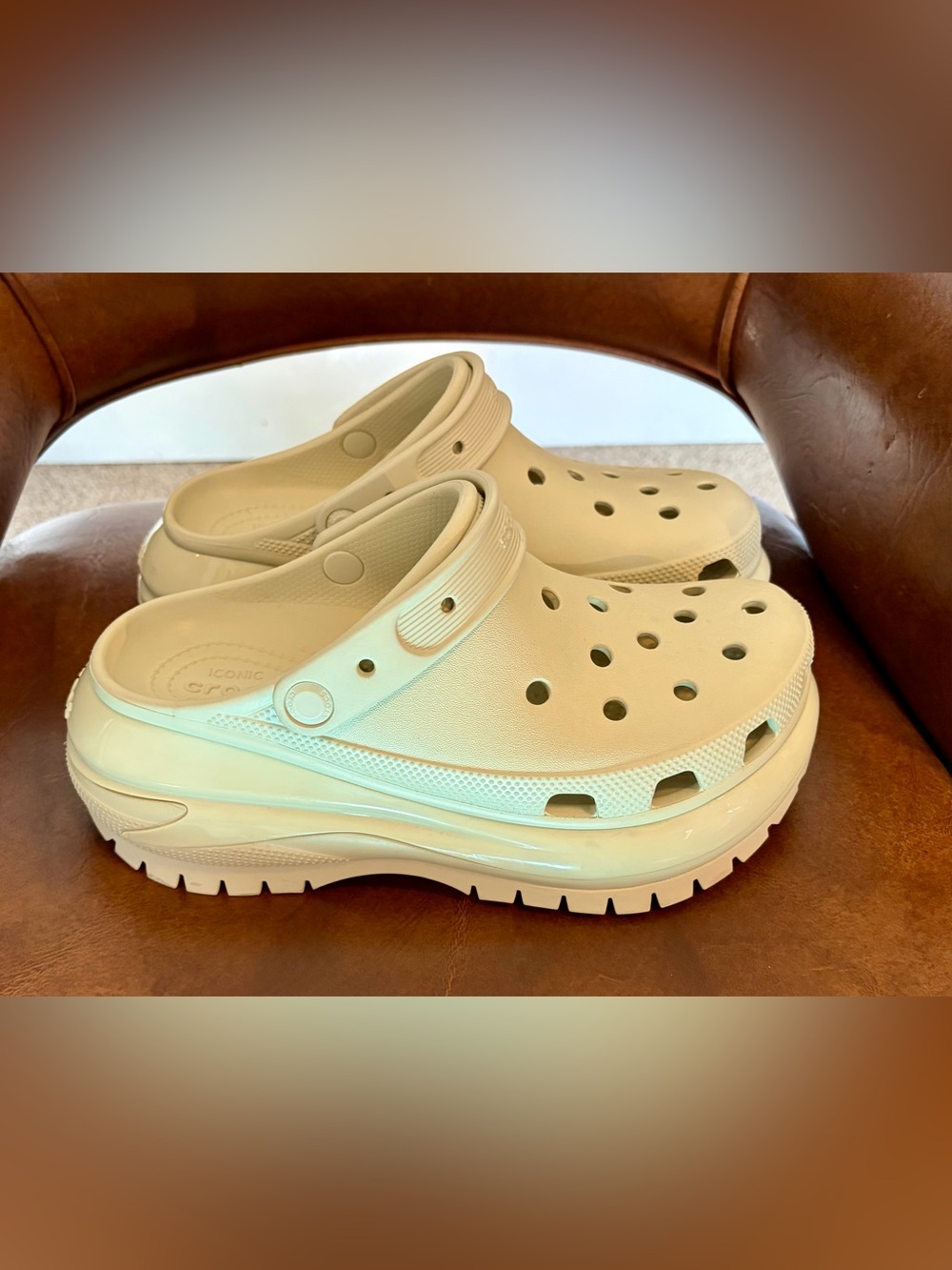 Crocs Classic Mega Crush Clog Ivory Men’s 8 Women’s 10 Unisex Platform Sandal